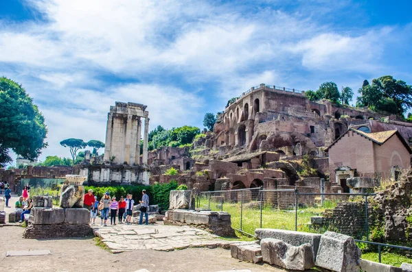 Varje Tusentals Turister Promenera Genom Ruiner Forum Romanum Italiensk Huvudstad — Stockfoto