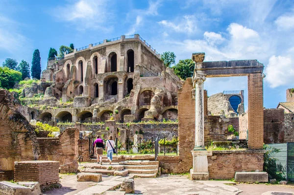 Varje Tusentals Turister Promenera Genom Ruiner Forum Romanum Italiensk Huvudstad — Stockfoto