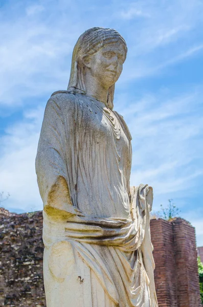 Roma 'daki Forum Romanum kompleksinin içindeki kadın heykelinin ayrıntıları.
