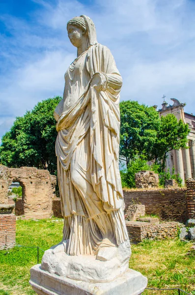 Roma 'daki Forum Romanum kompleksinin içindeki kadın heykelinin ayrıntıları.