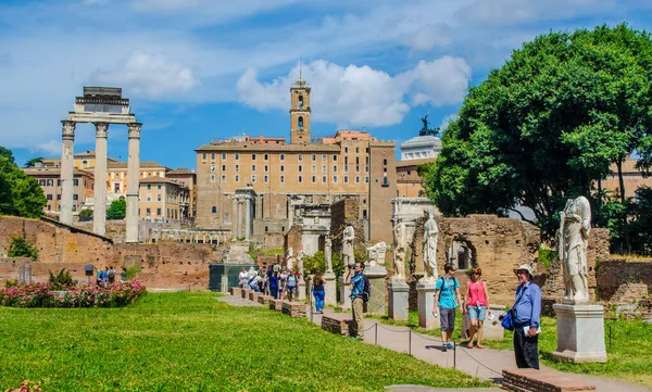 Varje Tusentals Turister Promenera Genom Ruiner Forum Romanum Italiensk Huvudstad — Stockfoto