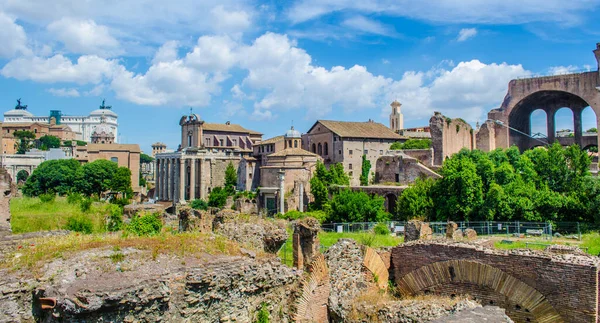 Varje Tusentals Turister Promenera Genom Ruiner Forum Romanum Italiensk Huvudstad — Stockfoto