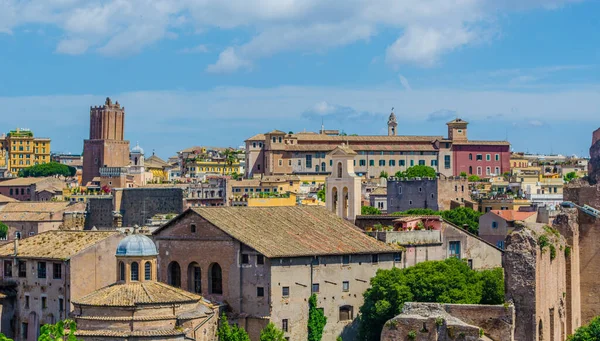 Roma forumunun ve İtalyan başkentinin tarihi merkezinin çevresindeki alanların havadan görünüşü.