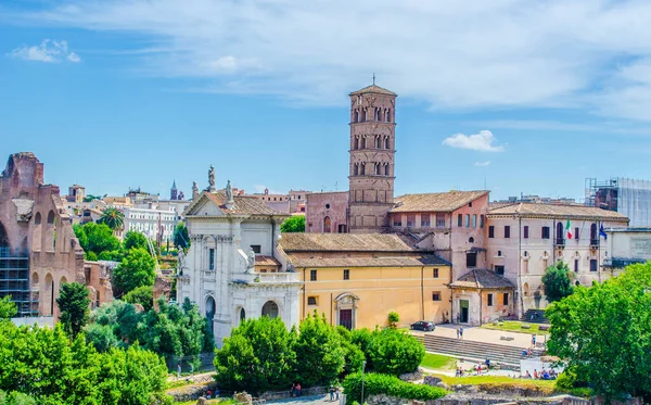 Roma forumunun ve İtalyan başkentinin tarihi merkezinin çevresindeki alanların havadan görünüşü.