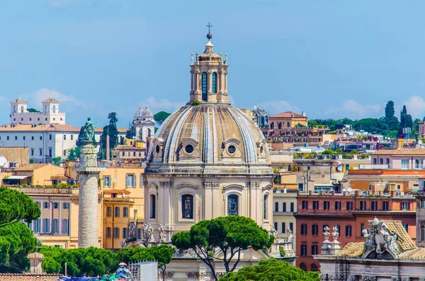 Roma forumunun ve İtalyan başkentinin tarihi merkezinin çevresindeki alanların havadan görünüşü.