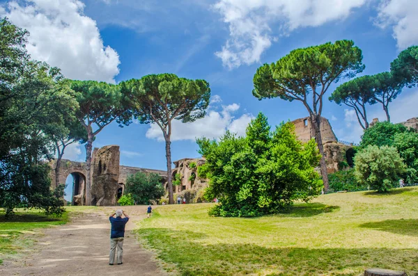 Her yıl binlerce turist antik çağlarda şehir merkezi olan İtalya 'nın başkenti Roma' daki forum harabelerinde gezinir..
