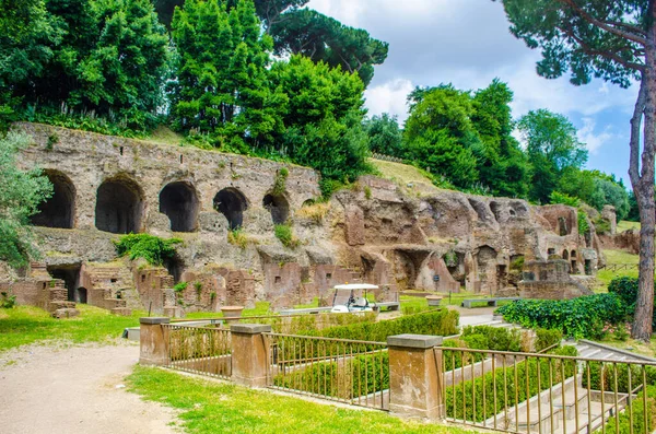 Her yıl binlerce turist antik çağlarda şehir merkezi olan İtalya 'nın başkenti Roma' daki forum harabelerinde gezinir..