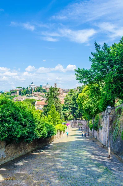 Dik dar sokaklar, Aventine Hill, Roma 'daki Saint Alvaro parkına çıkıyor..