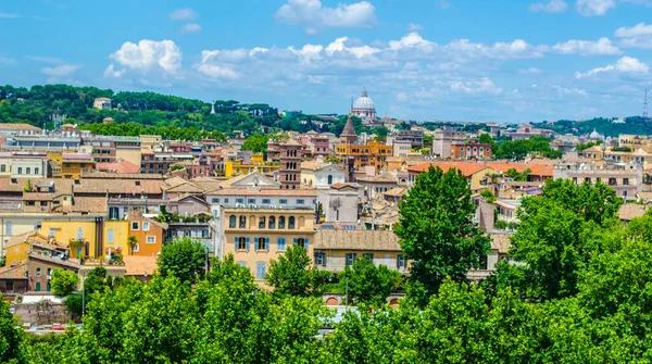 Roma 'daki Aventine Hill' in tepesinden Roma 'nın havadan görünüşü. Burası da Vatikan' daki Aziz Peter Anıtı, Vittoriano Anıtı ve Bazilikası 'nın manzarasını sunuyor..