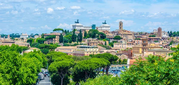 Roma 'daki Aventine Hill' in tepesinden Roma 'nın havadan görünüşü. Burası da Vatikan' daki Aziz Peter Anıtı, Vittoriano Anıtı ve Bazilikası 'nın manzarasını sunuyor..