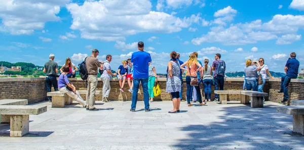 İnsanlar, aventino tepesindeki balkondan Roma 'nın güzelliklerine hayran..