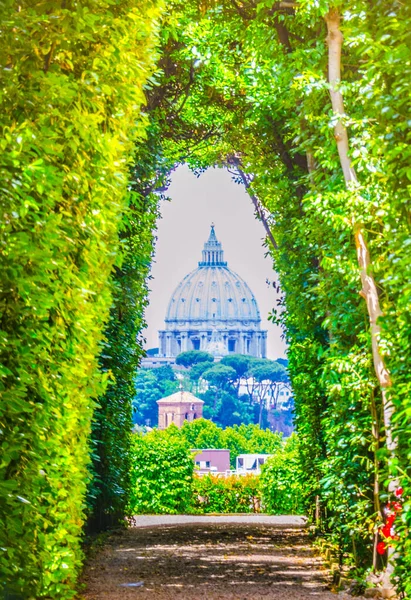 Sonunda Aziz Peter Bazilikası olan Malta Şövalyeleri portalının anahtar deliğinden bak.