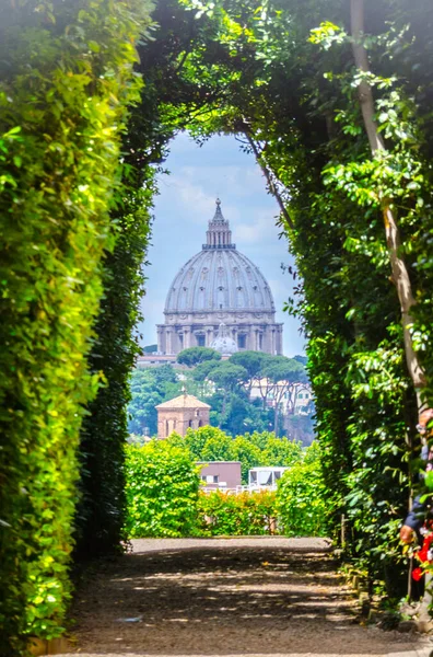 Sonunda Aziz Peter Bazilikası olan Malta Şövalyeleri portalının anahtar deliğinden bak.