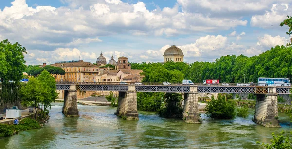 Isola tiberina tibera nehir Roma'nın en büyük adadır. Bu küçük ada cazip turistik trastevere bölgesine giden yolda bir noktadır.