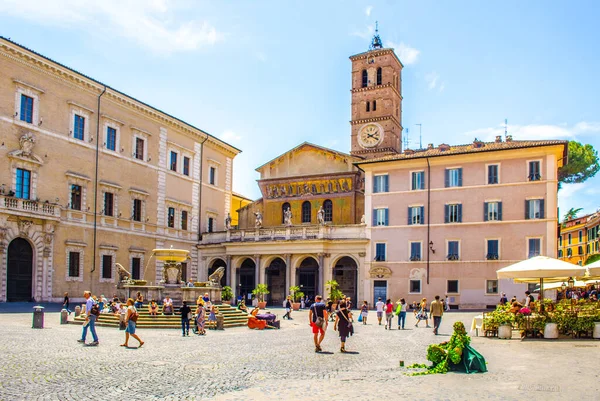 Lidé Procházejí Piazza Santa Maria Nachází Před Bazilikou Stejným Názvem — Stock fotografie