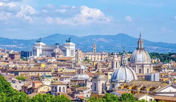 Roma 'nın güzel şehir manzarası Castel Santangelo' nun tepesinden alındı.
