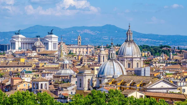 Roma 'nın güzel şehir manzarası Castel Santangelo' nun tepesinden alındı.