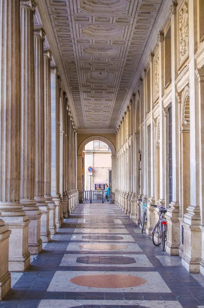 Roma 'nın merkezindeki tavan arasında sütunları ve kabartmaları olan atari salonu