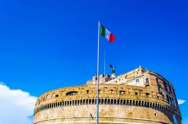 Roma, İtalya 'daki Castel Sant Angelo' nun tepesinde.