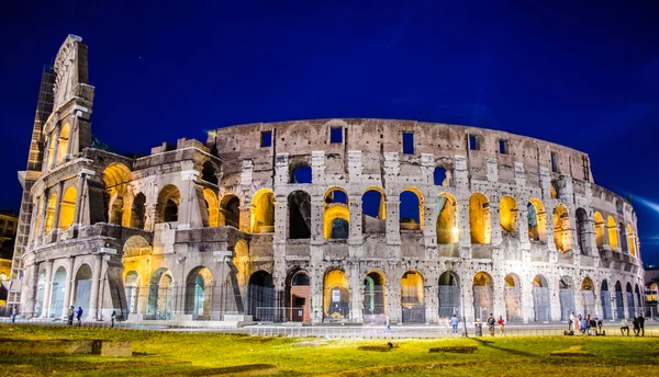 Roma 'daki görkemli kolezyumun gece manzarası.