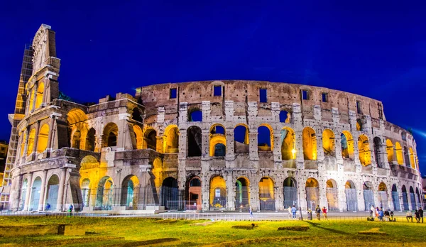Roma 'daki görkemli kolezyumun gece manzarası.
