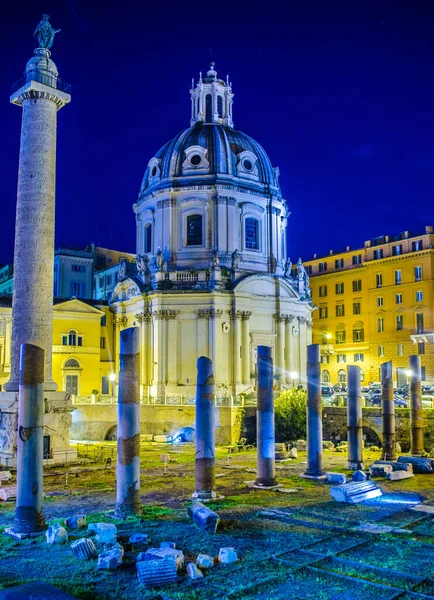 Trajan Forumu (Foro Di Borghese'nin) bazı kalıntılar, Trajan'ın sütun, Santissimo Nome di Maria al Foro Borghese'nin Kilisesi ve diğer binalar ve kopya alanı ile gösterilen gece parçası