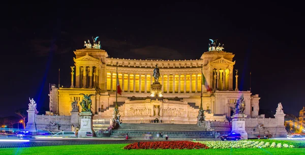 Altare della Patria 'nın (Anavatanın Sunağı) gece manzarası, İtalya' nın Roma kentinde bulunan 2. Vittorio Emanuele Anıtı olarak da bilinir.