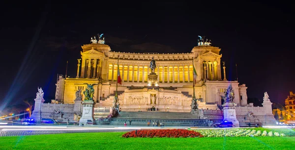 Altare della Patria 'nın (Anavatanın Sunağı) gece manzarası, İtalya' nın Roma kentinde bulunan 2. Vittorio Emanuele Anıtı olarak da bilinir.