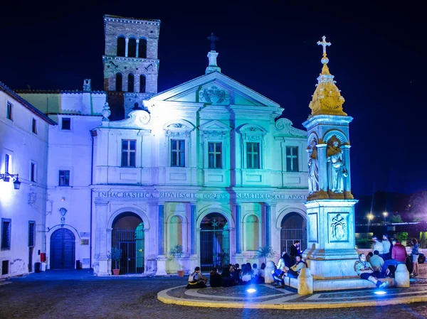 St. Bartholomew Bazilikası 'nın adadaki gece manzarası (Basilica di San Bartolomeo all' Isola). İçinde Havari Aziz Bartholomew 'un kalıntıları var..