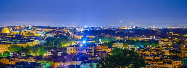 Gianicolo Tepesi 'nin tepesinden çekilen gece manzarası. Ufuktaki en ilginç anıt kar beyazı vittoriano binasıdır..