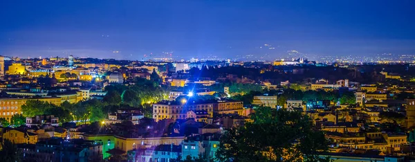 Gianicolo Tepesi 'nin tepesinden çekilen gece manzarası. Ufuktaki en ilginç anıt kar beyazı vittoriano binasıdır..