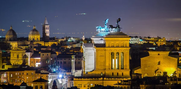 Gianicolo Tepesi 'nin tepesinden çekilen gece manzarası. Ufuktaki en ilginç anıt kar beyazı vittoriano binasıdır..