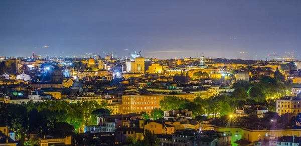Gianicolo Tepesi 'nin tepesinden çekilen gece manzarası. Ufuktaki en ilginç anıt kar beyazı vittoriano binasıdır..
