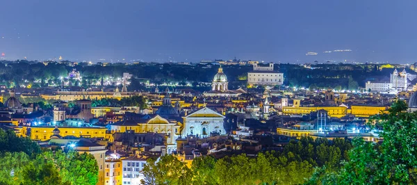 Gianicolo Tepesi 'nin tepesinden çekilen gece manzarası. Ufuktaki en ilginç anıt kar beyazı vittoriano binasıdır..