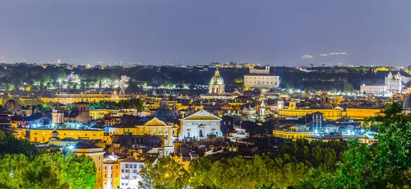 Gianicolo Tepesi 'nin tepesinden çekilen gece manzarası. Ufuktaki en ilginç anıt kar beyazı vittoriano binasıdır..