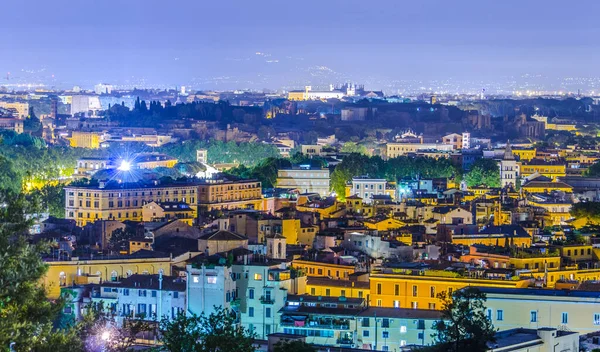 Gianicolo Tepesi 'nin tepesinden çekilen gece manzarası. Ufuktaki en ilginç anıt kar beyazı vittoriano binasıdır..