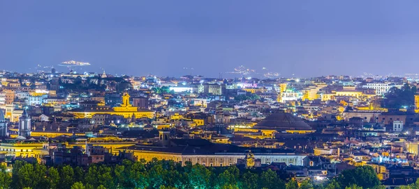 Gianicolo Tepesi 'nin tepesinden çekilen gece manzarası. Ufuktaki en ilginç anıt kar beyazı vittoriano binasıdır..