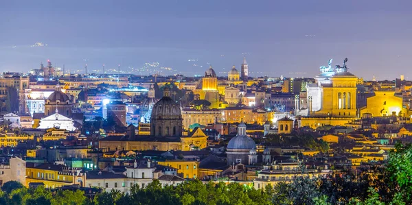 Gianicolo Tepesi 'nin tepesinden çekilen gece manzarası. Ufuktaki en ilginç anıt kar beyazı vittoriano binasıdır..
