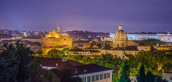 Gianicolo Tepesi 'nin tepesinden çekilen gece manzarası. Ufuktaki en ilginç anıt kar beyazı vittoriano binasıdır..