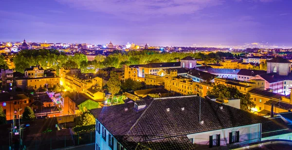 Gianicolo Tepesi 'nin tepesinden çekilen gece manzarası. Ufuktaki en ilginç anıt kar beyazı vittoriano binasıdır..
