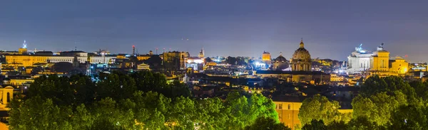 Gianicolo Tepesi 'nin tepesinden çekilen gece manzarası. Ufuktaki en ilginç anıt kar beyazı vittoriano binasıdır..