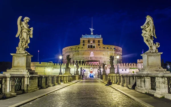 Santangelo Kalesi 'ne giden Ponte Santanagelo üzerinde gece görüşü