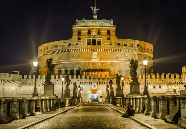 Santangelo Kalesi 'ne giden Ponte Santanagelo üzerinde gece görüşü