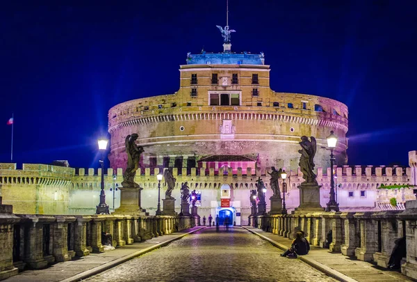 Santangelo Kalesi 'ne giden Ponte Santanagelo üzerinde gece görüşü