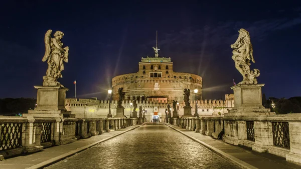 Santangelo Kalesi 'ne giden Ponte Santanagelo üzerinde gece görüşü