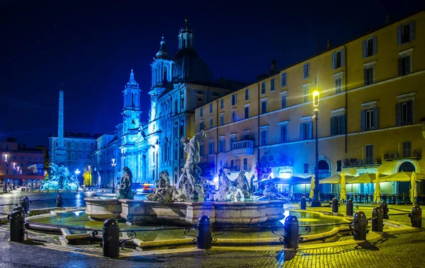 Roma 'daki Piazza Navona üzerinde gece görüşü