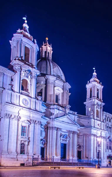 Roma 'daki Piazza Navona üzerinde gece görüşü