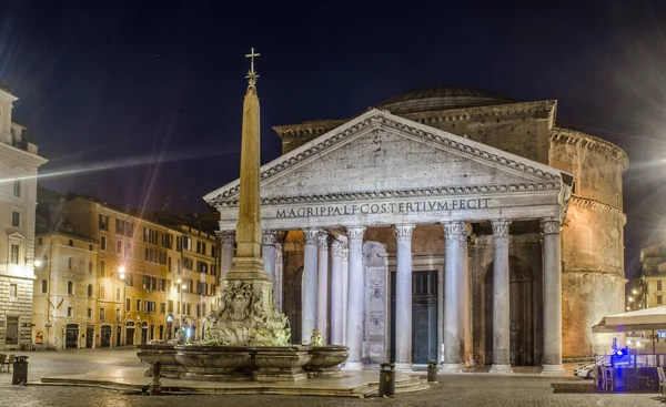 Roma 'daki panteon üzerinde gece görüşü