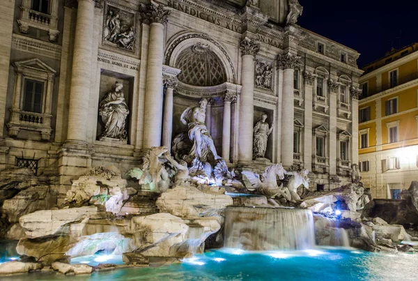 Roma 'da fontana di trevi üzerinde gece görüşü