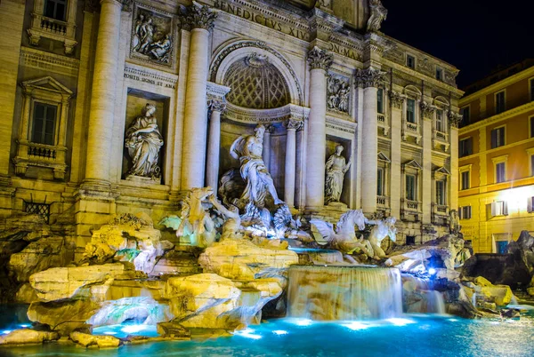Roma 'da fontana di trevi üzerinde gece görüşü